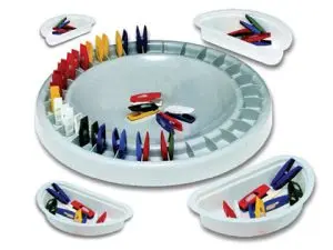 JEU DOMINO PÉDAGOGIQUE COMPOSITION PLATEAU CIRCULAIRE 28CM 28 MINI-PINCES 4CM 4 BACS ADAPTÉ 4 ENFANTS DÈS 3 ANS