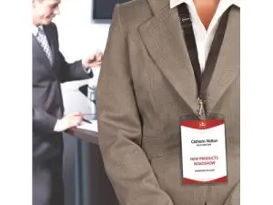 BADGE AVERY GRAND FORMAT AVEC TOUR DE COU ET 12 INSERTS MICROPERFORÉS IMPRIMABLES FORMAT A6 105X148MM LOT 10 UNITÉS