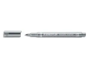 MARQUEUR STAEDTLER ENCRE MÉTALLIQUE BASE EAU EFFAÇABLE POINTE OGIVE TRACÉ 1,2MM COLORIS ARGENT