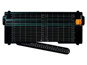 MASSICOT SURECUT FISKARS RECYCLE A4 30CM. LAME DE      TITANIUM PROTECTION           TRANSPARENTE