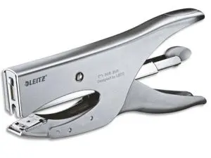PINCE À AGRAFER LEITZ 5549 MÉTAL ERGONOMIQUE 60X28X190MM 40F AGRAFES 24/8 COLORIS ARGENT