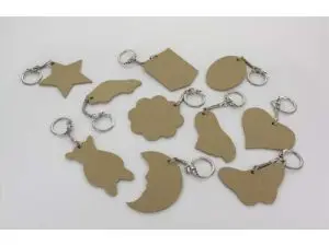 PORTE-CLES O'COLOR BOIS A DECORER FORMES ASSORTIES 6CM  SACHET 10 UNITES